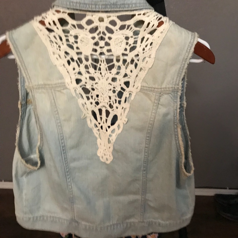 Faded sleeveless jean jacket - Picture 3 of 3